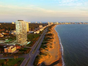 Apartamento de 2 Dormitorios en la parada 18, en primera línea al mar. Playa Mansa - Punta del Este