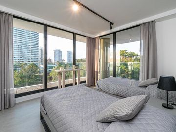 Apartamento de 2 Dormitorios en la parada 18, en primera línea al mar. Playa Mansa - Punta del Este