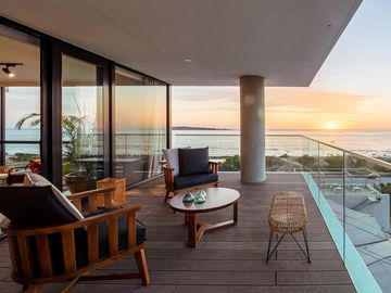Apartamento de 2 Dormitorios en la parada 18, en primera línea al mar. Playa Mansa - Punta del Este