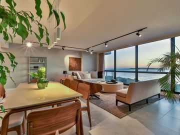 Apartamento de 2 Dormitorios en la parada 18, en primera línea al mar. Playa Mansa - Punta del Este