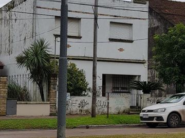 VENTA PROPIEDAD IMPORTANTE EN  AV. JUAN D. PERON 331  TERRENO DE 430 M2  FOS 060  FOT 2,5