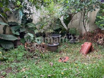Rumah 2 Lantai dengan Tanah Luas di Bukit Golf Pangkalan Jati