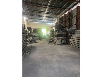 VENDO GALERA EN JUAN DIAZ / 2 OFICINAS / 600m2 / YG