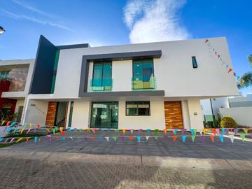 Casa de Lujo en Venta dentro de coto Los Almendros Valdepeñas Zapopan