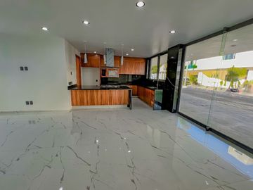 Casa de Lujo en Venta dentro de coto Los Almendros Valdepeñas Zapopan