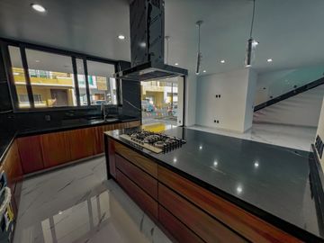 Casa de Lujo en Venta dentro de coto Los Almendros Valdepeñas Zapopan