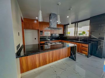 Casa de Lujo en Venta dentro de coto Los Almendros Valdepeñas Zapopan