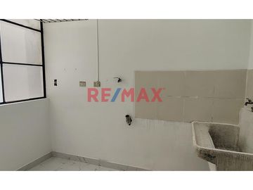 🏡 ¡Vive la tranquilidad y comodidad que mereces en el Santiago de Surco!

Te presentamos este acogedor y amplio departamento ubicado en Calle Doña C