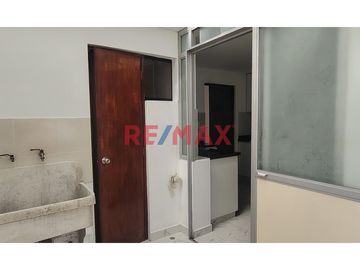 🏡 ¡Vive la tranquilidad y comodidad que mereces en el Santiago de Surco!

Te presentamos este acogedor y amplio departamento ubicado en Calle Doña C