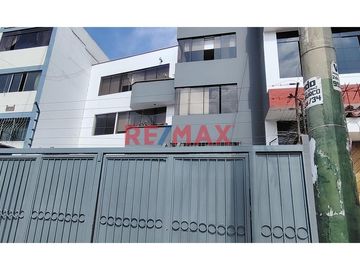 🏡 ¡Vive la tranquilidad y comodidad que mereces en el Santiago de Surco!

Te presentamos este acogedor y amplio departamento ubicado en Calle Doña C