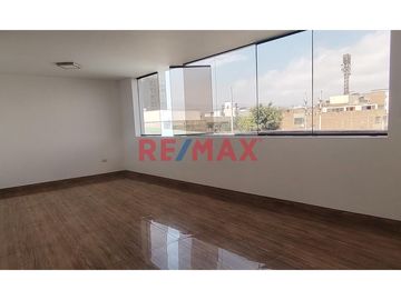 🏡 ¡Vive la tranquilidad y comodidad que mereces en el Santiago de Surco!

Te presentamos este acogedor y amplio departamento ubicado en Calle Doña C