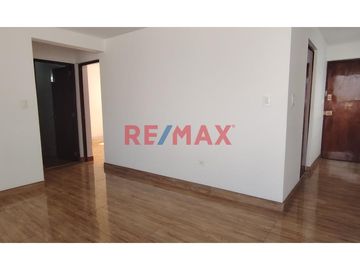🏡 ¡Vive la tranquilidad y comodidad que mereces en el Santiago de Surco!

Te presentamos este acogedor y amplio departamento ubicado en Calle Doña C