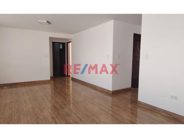 🏡 ¡Vive la tranquilidad y comodidad que mereces en el Santiago de Surco!

Te presentamos este acogedor y amplio departamento ubicado en Calle Doña C
