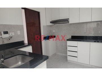 🏡 ¡Vive la tranquilidad y comodidad que mereces en el Santiago de Surco!

Te presentamos este acogedor y amplio departamento ubicado en Calle Doña C