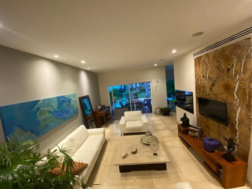 Magestuosa casa en venta en Isla dorada