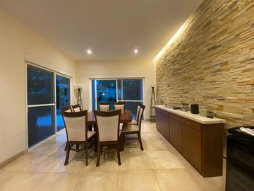 Magestuosa casa en venta en Isla dorada