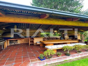 En venta, exclusiva casa con piscina, Valle de los Chillos