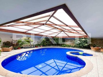 En venta, exclusiva casa con piscina, Valle de los Chillos