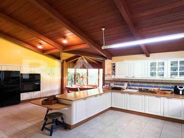 En venta, exclusiva casa con piscina, Valle de los Chillos