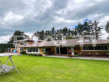 En venta, exclusiva casa con piscina, Valle de los Chillos