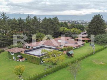 En venta, exclusiva casa con piscina, Valle de los Chillos