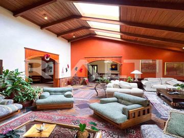 En venta, exclusiva casa con piscina, Valle de los Chillos