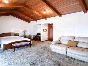En venta, exclusiva casa con piscina, Valle de los Chillos