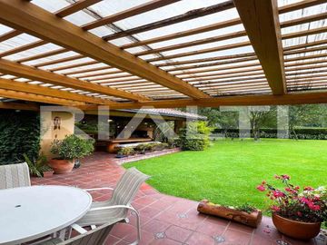 En venta, exclusiva casa con piscina, Valle de los Chillos