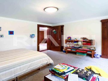 En venta, exclusiva casa con piscina, Valle de los Chillos