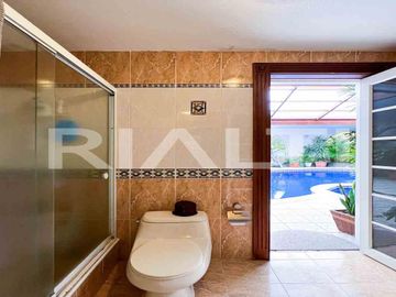 En venta, exclusiva casa con piscina, Valle de los Chillos