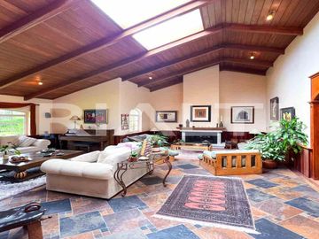 En venta, exclusiva casa con piscina, Valle de los Chillos