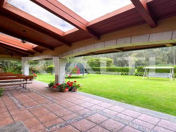 En venta, exclusiva casa con piscina, Valle de los Chillos