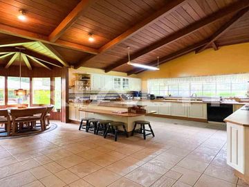 En venta, exclusiva casa con piscina, Valle de los Chillos