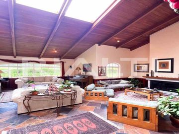 En venta, exclusiva casa con piscina, Valle de los Chillos