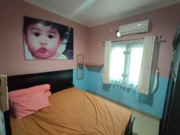 RUMAH 2 LANTAI DI JUAL CEPAT DI LENGKAPI DENGAN ISI NYA DI LOKASI DI JL CEMARA KIPAS