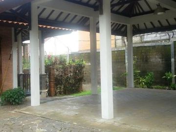 Rumah Kebun Cantik di Tanah Baru Beji, Depok. Semi furnished