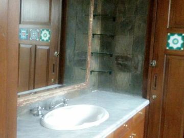 Rumah Kebun Cantik di Tanah Baru Beji, Depok. Semi furnished