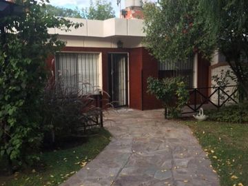 Muy lindo Chalet con depto!