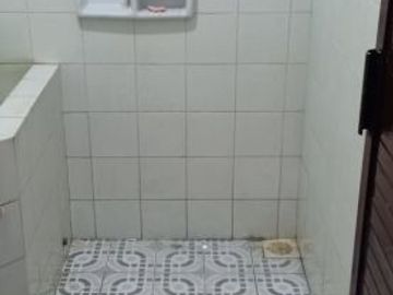 Disewakan Rumah Bangunan 1,5 Lantai Lokasi di Manyar Rejo, Surabaya