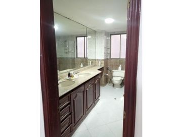 SE VENDE AMPLIO APARTAMENTO EN RIOMAR 1 PISO