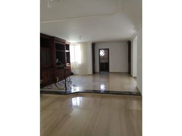 SE VENDE AMPLIO APARTAMENTO EN RIOMAR 1 PISO