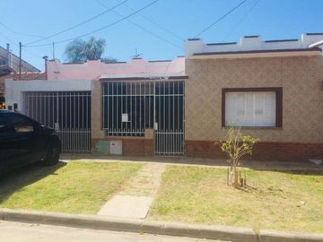 VENTA - CASA PH DE 4 AMBIENTES AL FRENTE CON COCHERA - MORON