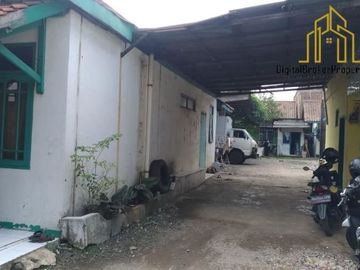 GUDANG DENGAN 5 BANGUNAN RUMAH HANYA 50METER KE JALAN RAYA SOREANG | KOMALAN
