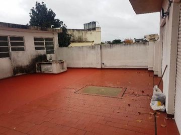Departamento en venta  de tres ambientes con dos patios en Ramos Mejia