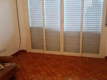 Departamento en venta  de tres ambientes con dos patios en Ramos Mejia