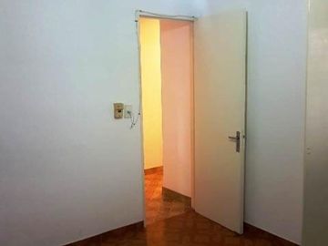 Departamento en venta  de tres ambientes con dos patios en Ramos Mejia
