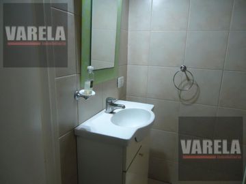 Av. Diaz Vélez 4600 P.9° Se vende C/RENTA- 2 amb. Fte. c/balcón. Cochera fija-cub. Amenities. Parque Centenario.