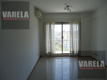 Av. Diaz Vélez 4600 P.9° Se vende C/RENTA- 2 amb. Fte. c/balcón. Cochera fija-cub. Amenities. Parque Centenario.