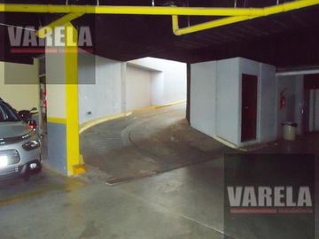 Av. Diaz Vélez 4600 P.9° Se vende C/RENTA- 2 amb. Fte. c/balcón. Cochera fija-cub. Amenities. Parque Centenario.