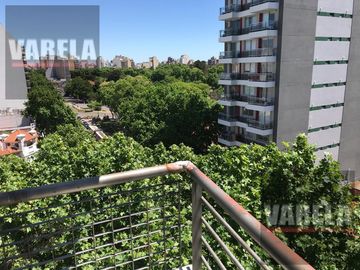 Av. Diaz Vélez 4600 P.9° Se vende C/RENTA- 2 amb. Fte. c/balcón. Cochera fija-cub. Amenities. Parque Centenario.